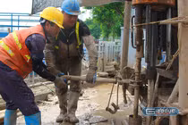 Hà Nội: Kỹ sư, công nhân tập trung khảo sát địa chất Dự án trục không gian Quốc lộ 1A