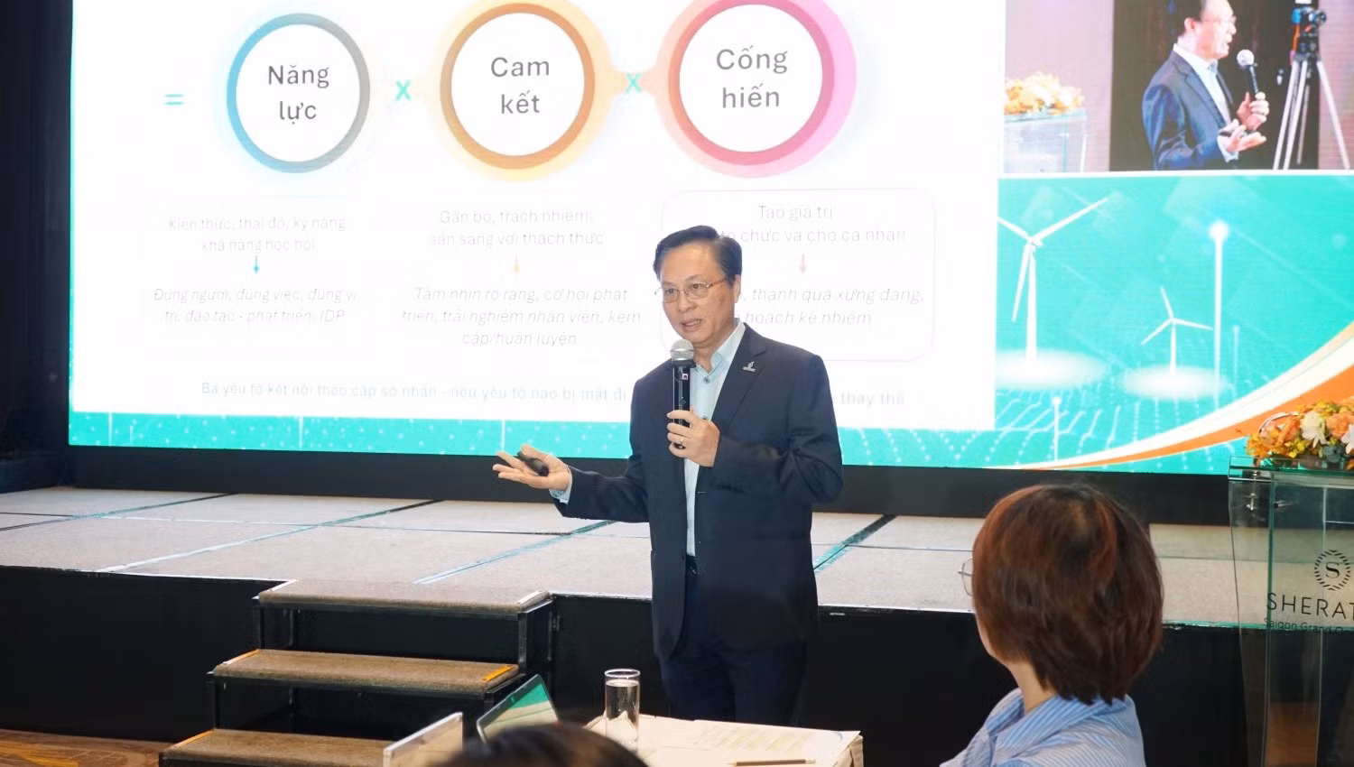 Ông Bùi Minh Tiến trình bày tham luận về Kế hoạch Quản trị nhân tài Petrovietnam đến năm 2030.