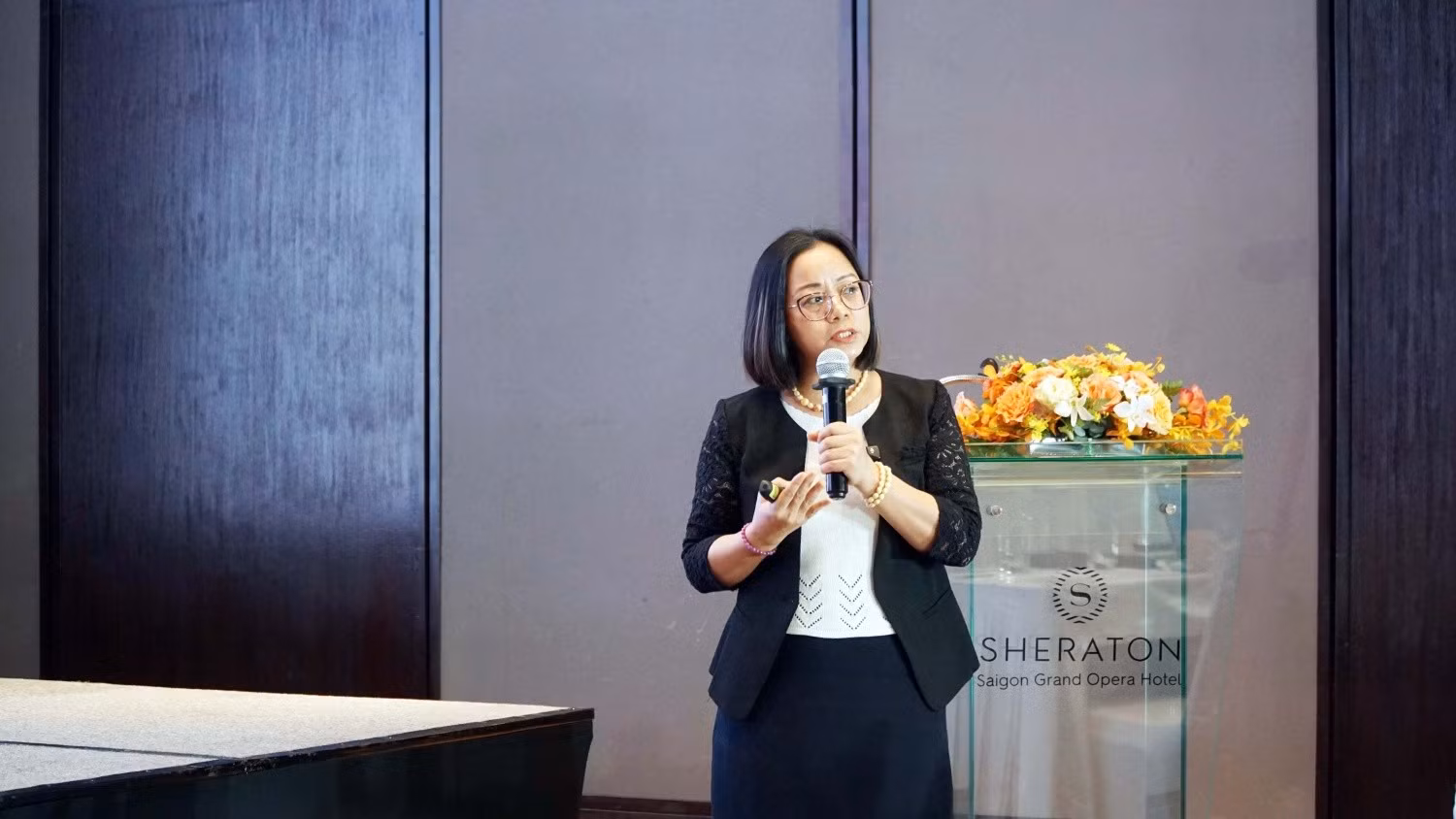 Bà Lê Thị Lam Trà, Phó trưởng Ban Quản trị nguồn nhân lực Petrovietnam trình bày tham luận.