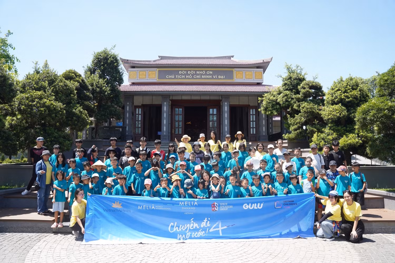 dai-dien-ban-to-chuc-va-cac-em-tham-gia-chuong-trinh-chuyen-di-mo-uoc-2025-chup-anh-luu-niem-tai-bao-tang-ho-chi-minh.jpg