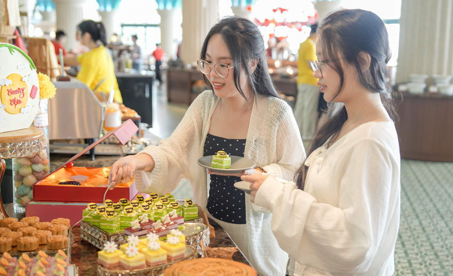 buffet-trung-thu-tai-nha-hang-bon-mua.jpg