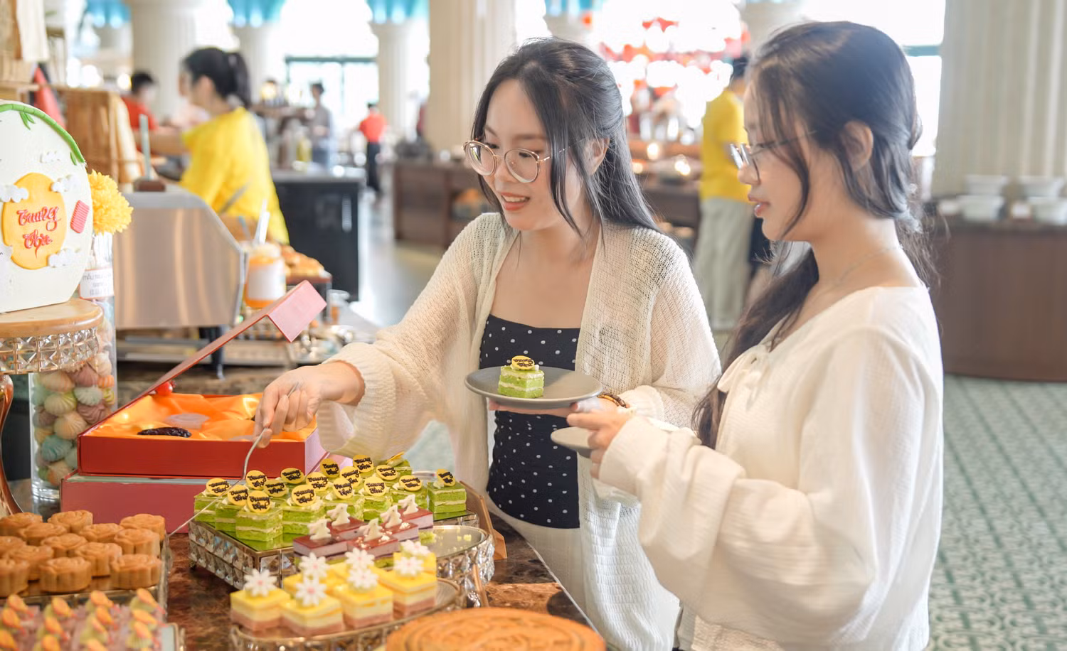 buffet-trung-thu-tai-nha-hang-bon-mua.jpg