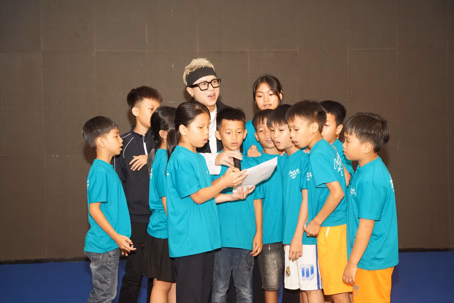nhieu-ban-nho-hao-hung-tham-gia-hoat-dong-team-building-trong-khuon-kho-chuong-trinh.jpg