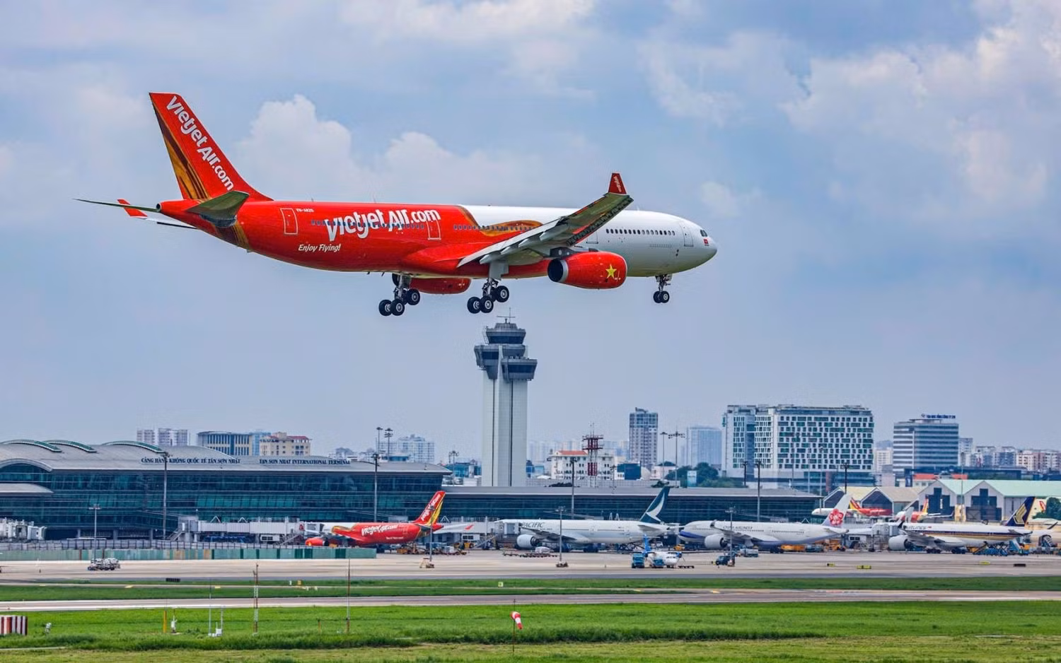 tau-bay-vietjet.jpg