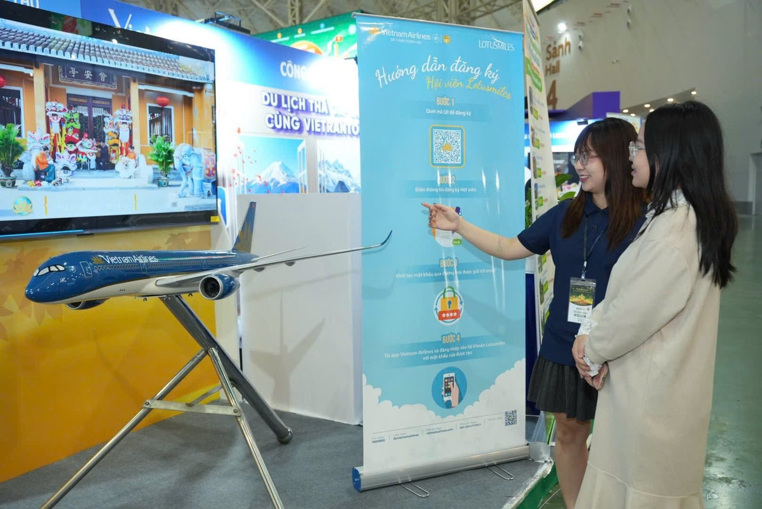 hoat-dong-chieu-phim-tu-lieu-tai-gian-hang-vietnam-airlines.jpg