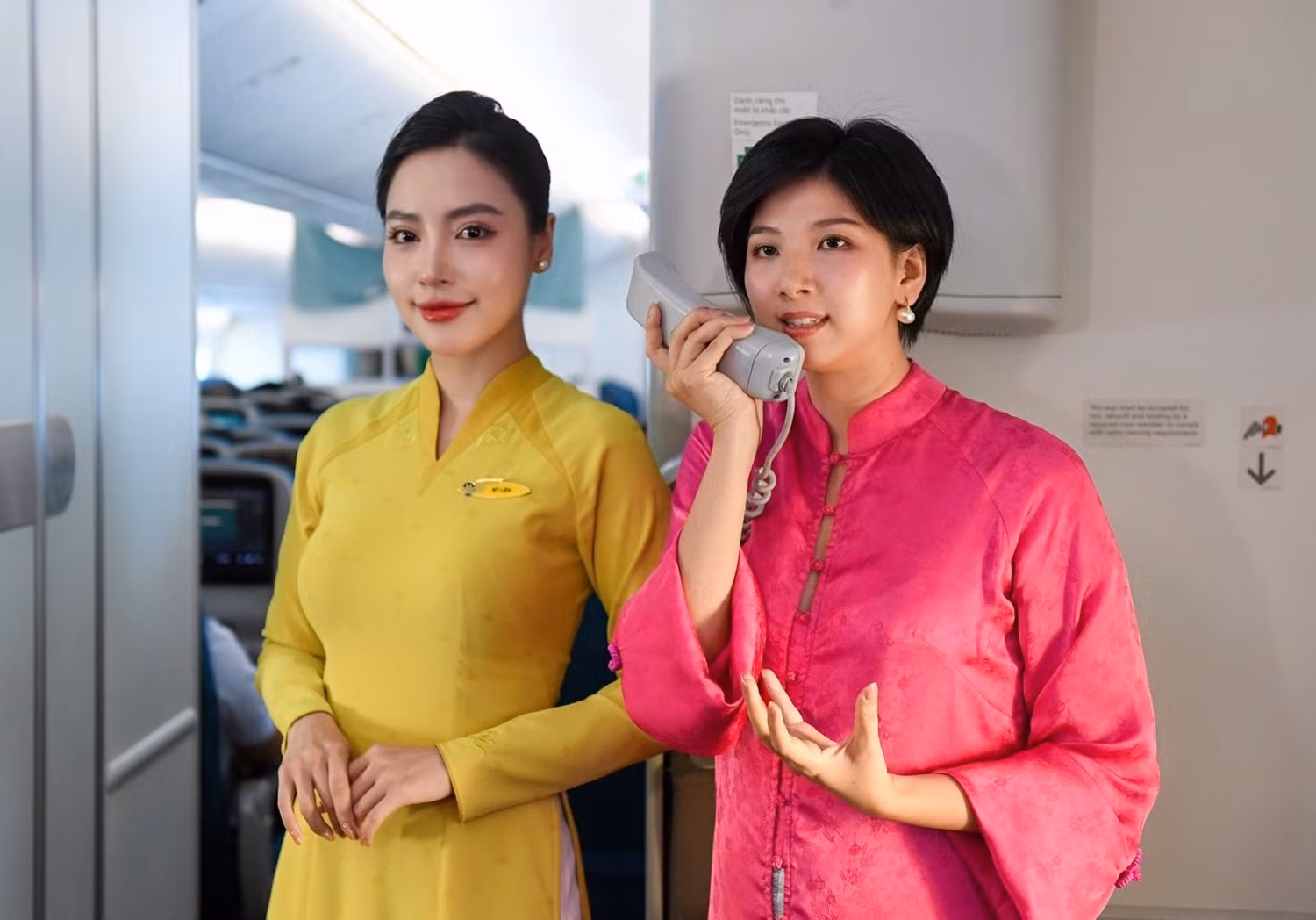 1-nghe-si-mui-huong-rei-nguyen-tro-chuyen-cung-hanh-khach-ke-lai-cau-chuyen-mui-huong-thuong-hieu-cua-vietnam-airlines.jpg