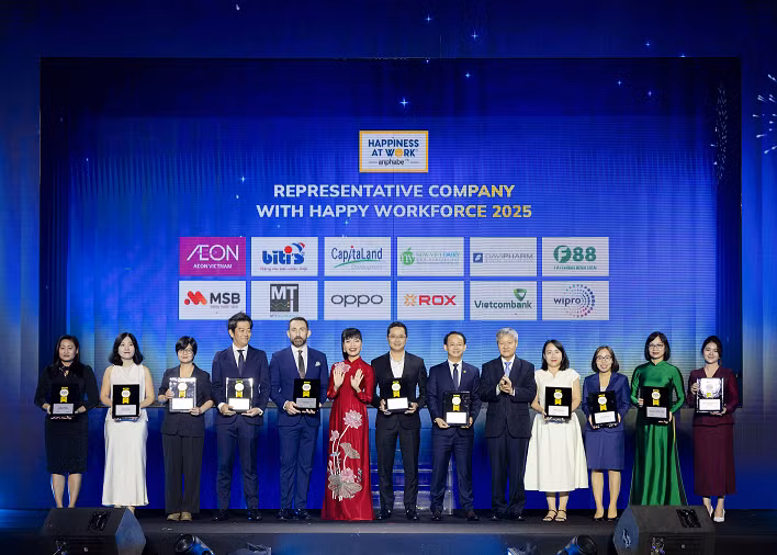 Ông Nguyễn Ngọc Cương – Giám đốc Nhân sự MSB đại diện Ngân hàng nhận giải thưởng. (Ảnh: BTC)
