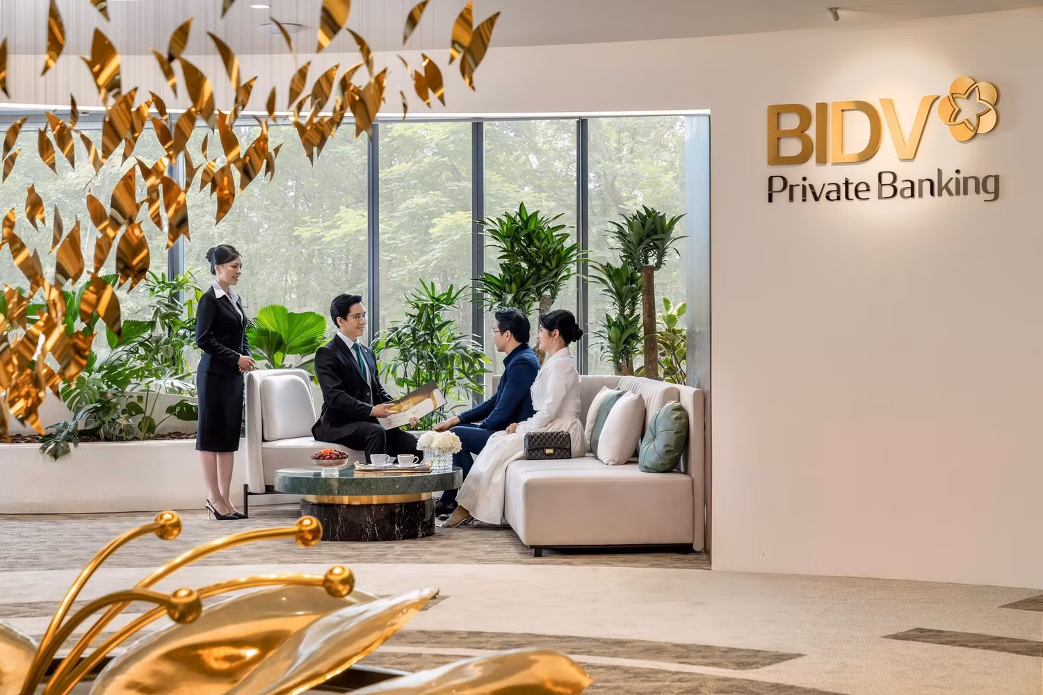khach-hang-duoc-cac-chuyen-gia-tu-van-cao-cap-private-banker-tiep-don-tai-trung-tam-khach-hang-ca-nhan-cao-cap-tp-ho-chi-minh.jpg
