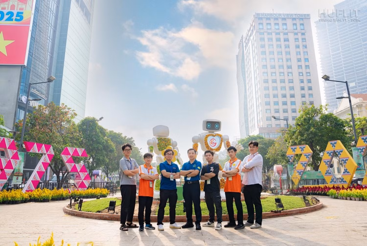 Robot Bông tại đường hoa Nguyễn Huệ 2025 do đội ngũ giảng viên và sinh viên HUFLIT đồng sáng tạo.