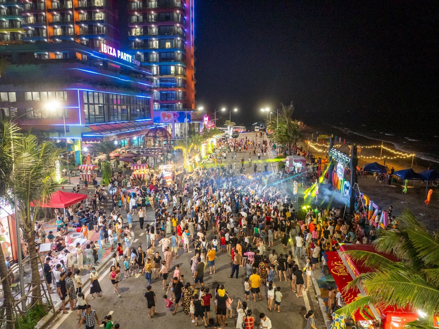 Lễ hội đường phố Lala Town đông vui, sôi động giữa vẻ đẹp thơ mộng miền biển Hải Tiến.