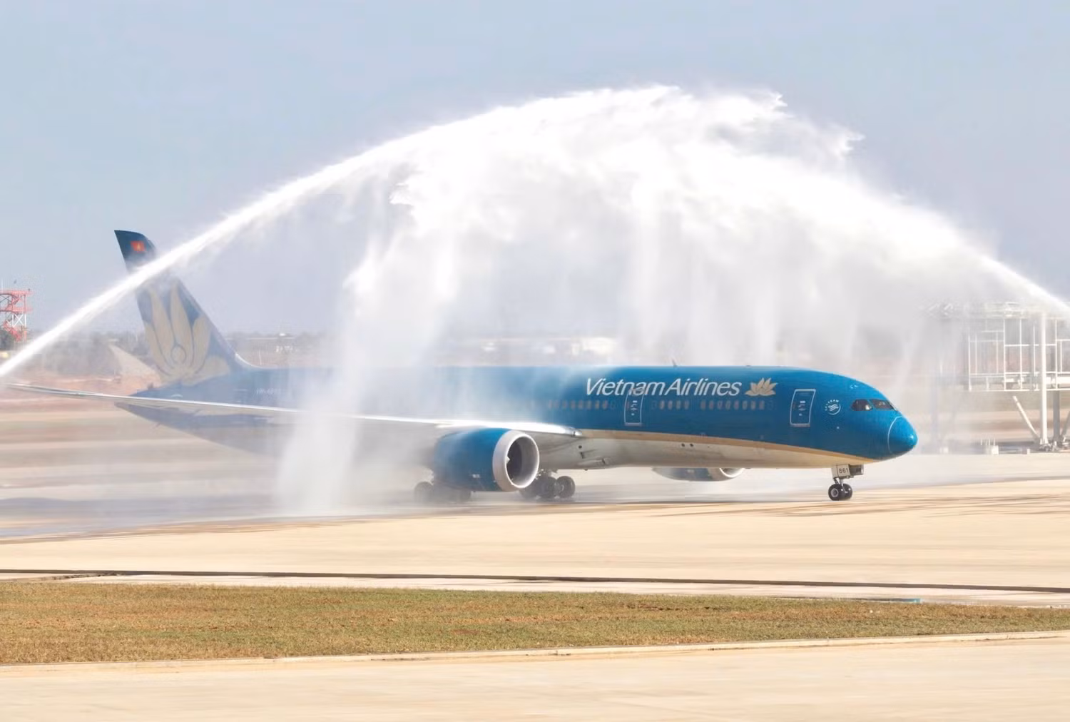 3-nghi-thuc-phun-voi-rong-chao-don-chuyen-bay-cho-khach-dau-tien-do-vietnam-airlines-khai-thac.jpg