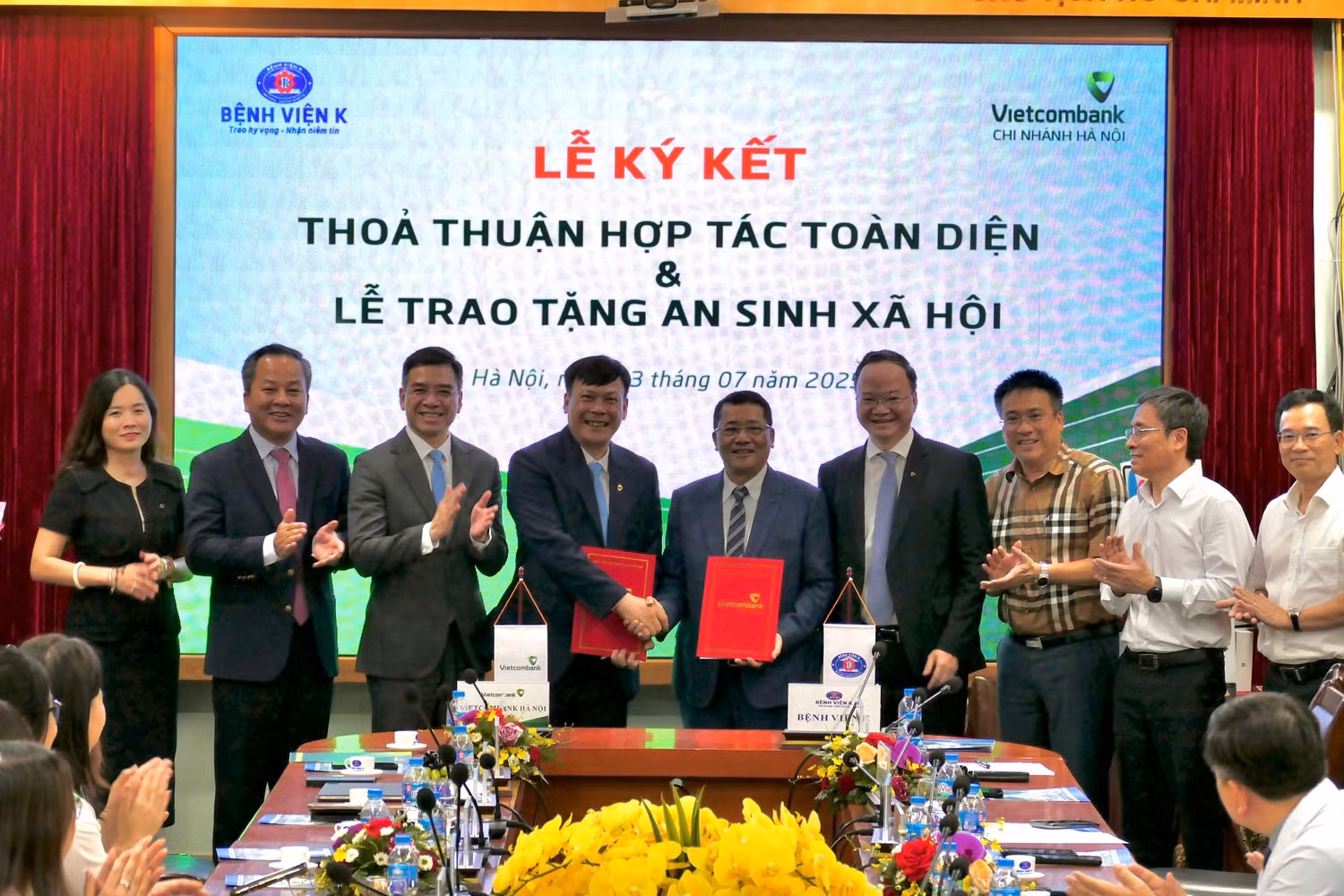 anh-1-vcb-ky-ket-voi-benh-vien.jpg