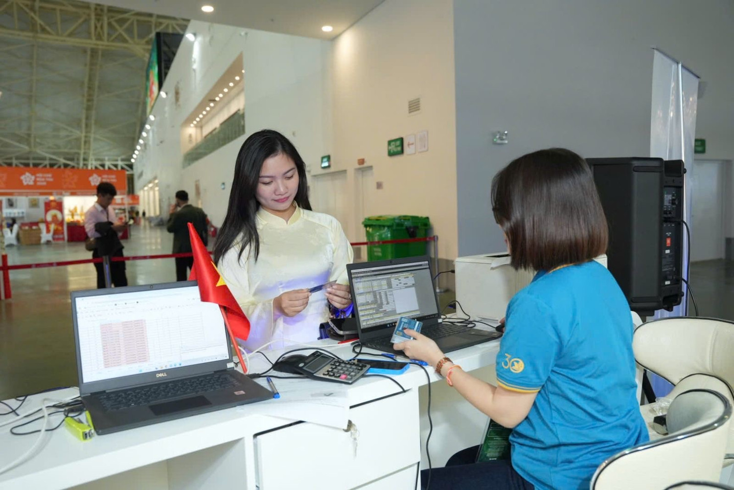 khach-hang-dang-ky-hoi-vien-lotusmiles-truc-tiep-tai-gian-hang-vietnam-airlines.jpg