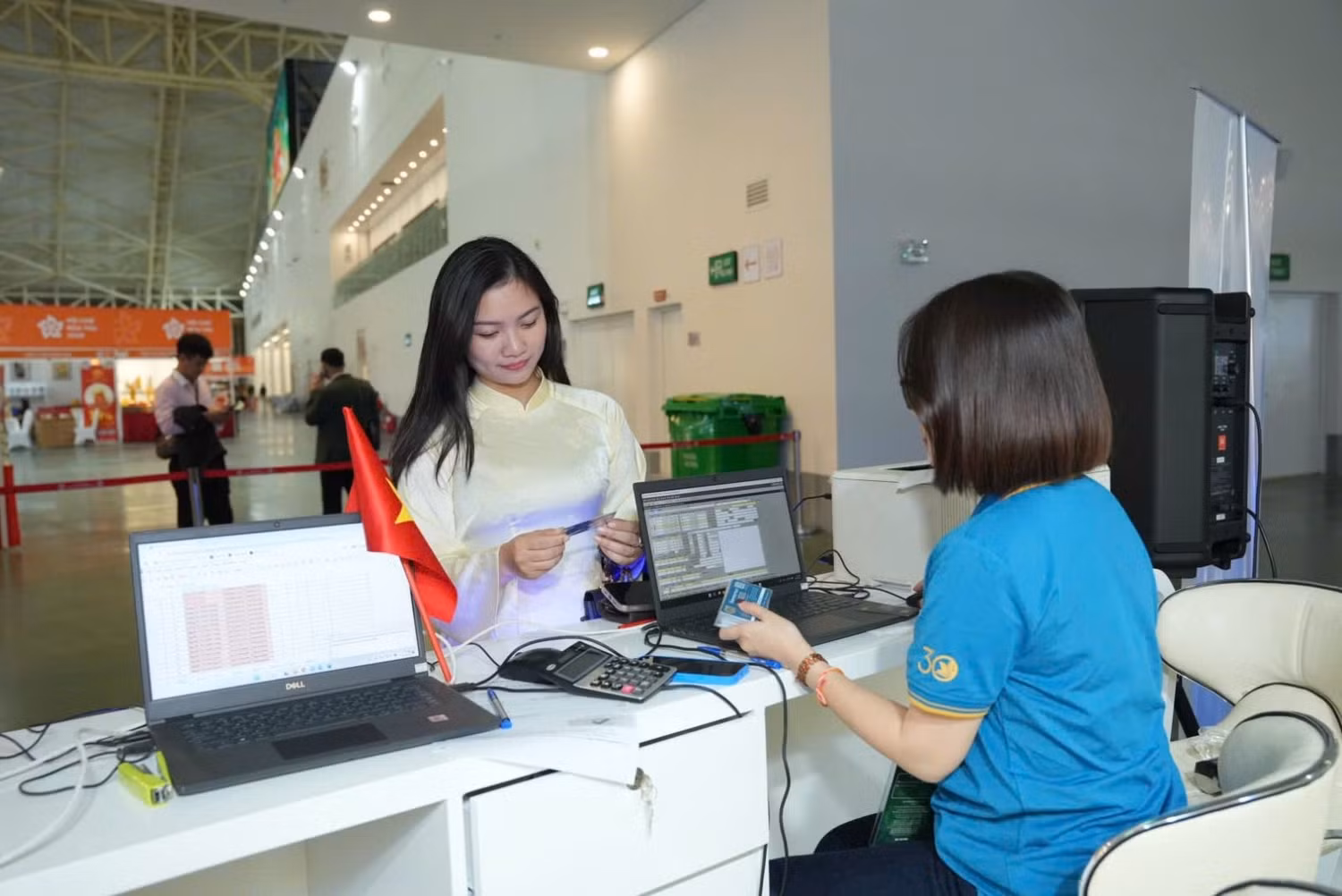 khach-hang-dang-ky-hoi-vien-lotusmiles-truc-tiep-tai-gian-hang-vietnam-airlines.jpg