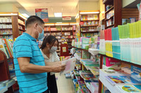Hà Nội: Phụ huynh "mướt mồ hôi" tìm mua sách giáo khoa cho con