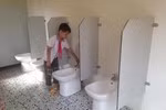 Trường học không có người quét dọn, nhà vệ sinh sẽ thế nào?