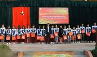 Trao 41 suất quà Tết cho học sinh có hoàn cảnh khó khăn