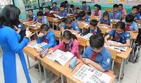 Kiểm tra miệng, cái roi lùa học sinh đến lớp học thêm