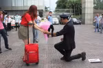 Câu chuyện đẹp phía sau màn cầu hôn gây sốt của "ông trùm" quản lý hoa hậu
