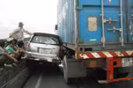 Vượt ẩu, container "ẵm" ô tô 4 chỗ lên dải phân cách