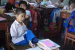 Một câu chuyện cảm động: Trò không tay, cô cầm chân dạy viết