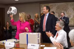 Hillary Clinton được tặng mũ bảo hiểm khi đi làm