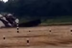 Video: Xe tăng T-72 lộn nhào do cua gấp