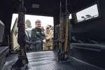 Poroshenko thăm Kharkiv bàn giao 100 vũ khí hạng nặng cho quân đội