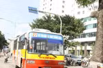 Người đàn ông thoát chết sau nhiều lần lao vào đầu xe buýt đang chạy