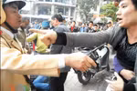 Video: Cặp uyên ương sắp cưới hành hung cảnh sát