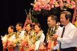 Khen thưởng dồn cho chức sắc (?!)