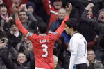 Chuyện ảnh: Suarez khiếm nhã hất tay, Evra trả đũa, Old Trafford suýt loạn đả