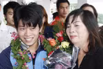 Mẹ lực sĩ đoạt HCV SEA Games rơi nước mắt ngày đón con