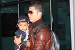 Ronaldo đẩy mẹ đẻ và bạn trai ra khỏi biệt thự