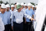 Ai không làm thì đứng ra một bên để người khác làm