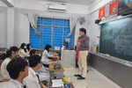 Đi học sau nghỉ Tết, học sinh được nhà trường lì xì, hiệu trưởng gặp gỡ khích lệ