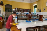 Trường học mua 10.000 cái khẩu trang đón học sinh lớp 12 quay lại học