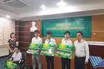 Đại học Quốc gia Thành phố Hồ Chí Minh trao học bổng cho sinh viên nghèo