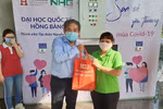 Xúc động hình ảnh hiệu trưởng trao quà cho người dân bị ảnh hưởng bởi dịch bệnh