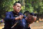 Tới thăm ngôi làng cắt tóc bằng liềm 