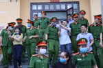 Những cung bậc cảm xúc trong phiên tòa xét xử gian lận điểm thi ở Hòa Bình