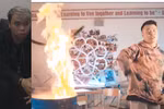 Đốt sách, đốt luôn nhân cách