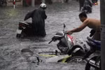 Mưa lớn, người dân TP Hồ Chí Minh “vật lộn” với dòng nước đen