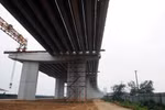 Tiến độ 'rùa' ở công trường cây cầu có nguy cơ bị phạt 200 tỷ