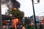 Video: Vụ cháy cây xăng, Cảnh sát loay hoay đá bọt trượt ngã vào lửa