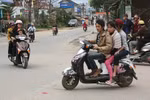 Chướng mắt: Thanh thiếu niên du xuân "quên" luật, đánh bóng mặt đường
