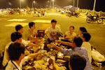 Chùm ảnh: Đàn ông Việt "bù khú" rượu bia giờ tan tầm