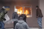 Đồn cảnh sát Ucraine gần Donetsk bị hàng trăm người đến đập phá