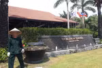 Từ trợ lý giám đốc, bếp phó bỗng dưng bị điều đi làm vườn