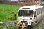 Tránh xe máy, xe biển xanh 80B phi xuống ruộng 
